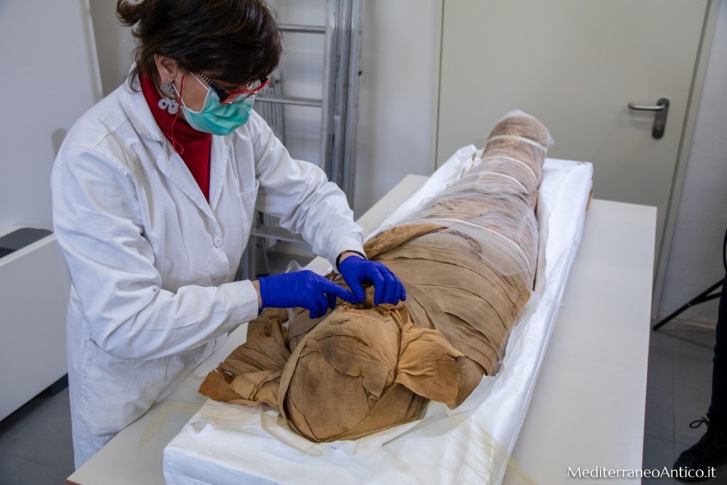 Al Museo Archeologico di Bologna il restauro (aperto al pubblico) di un’antica mummia egizia [FOTO]