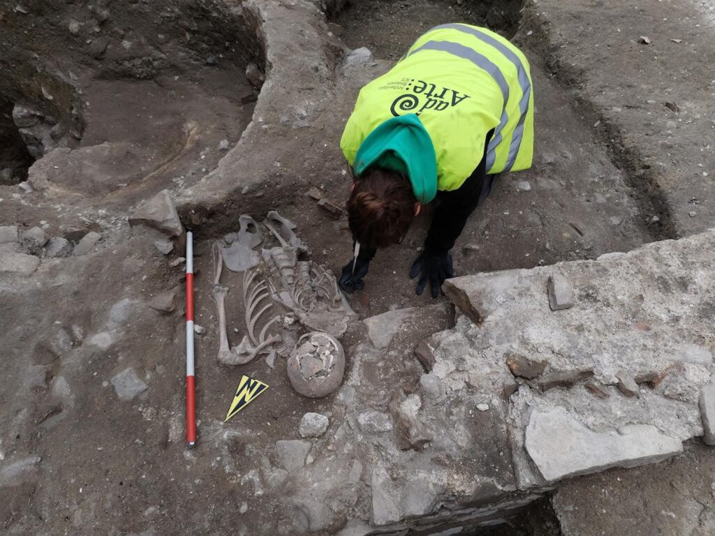 Archeologia / Fano, dagli scavi di piazza Costa riaffiorano gli scheletri abbracciati di una mamma e del suo bimbo