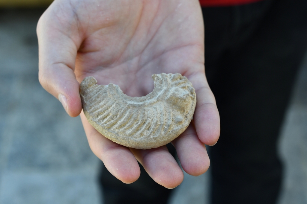 ARCHAEONEWS / 1,800 year-old oil lamp used by Roman soldiers discovered by a pupil on a school trip in southern Israel
