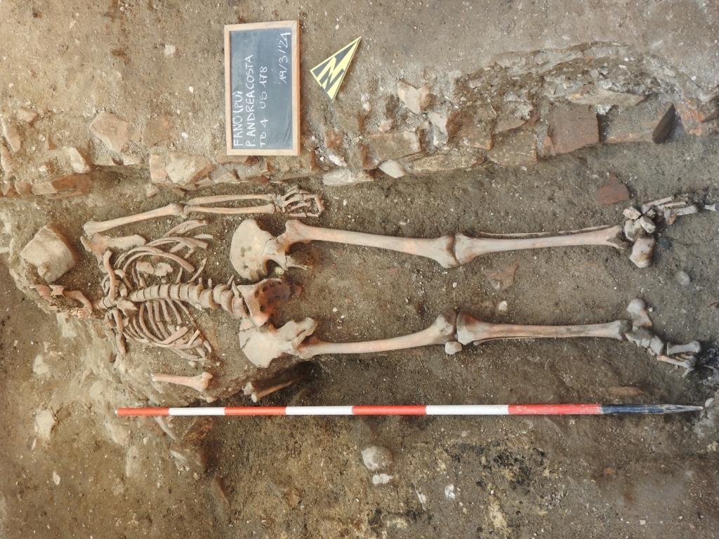 Archeologia / Fano, dagli scavi di piazza Costa emergono altri resti di epoca romana e una sepoltura medievale