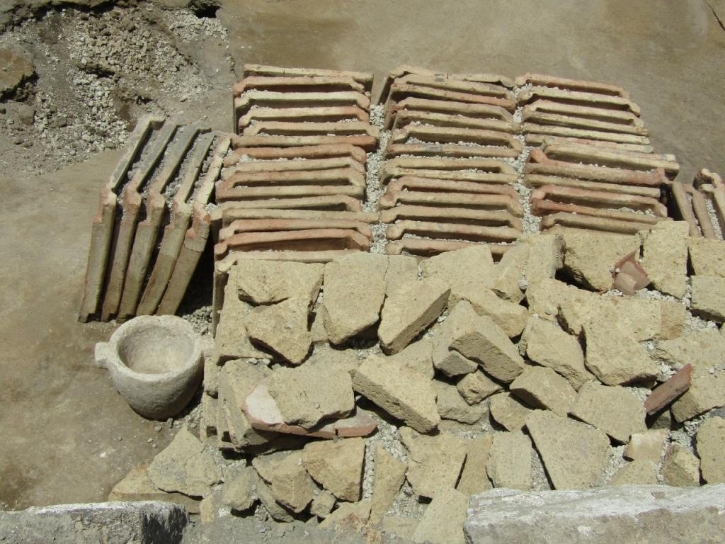 Pompei / Strumenti di lavoro, tegole, mattoni e cumuli di calce:  dagli scavi torna alla luce un cantiere in piena attività  [FOTO / VIDEO]