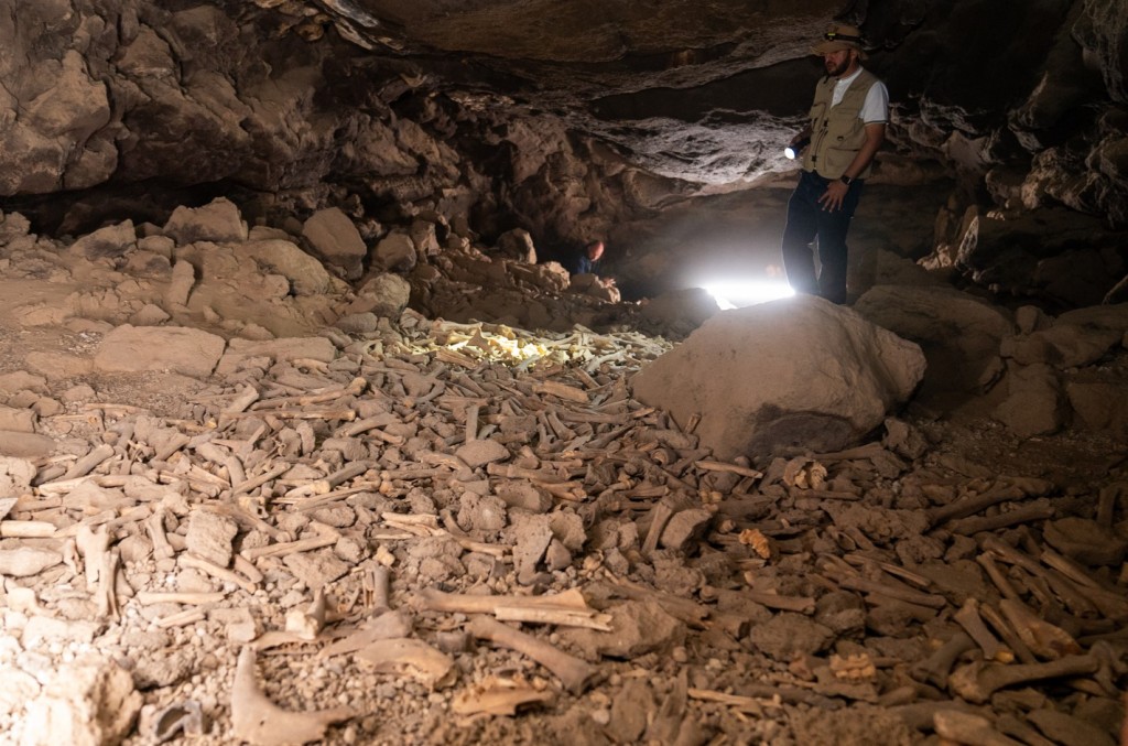 Arabia Saudita, dalla “grande grotta” di Umm Jirsan riemergono le tracce della vita dei pastori di 8mila anni fa