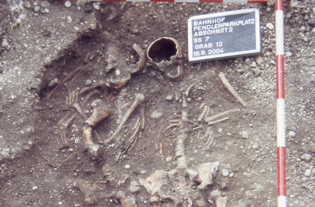Eccezionale scoperta in Austria: madre e figlia sepolte insieme al loro cavallo. E non nell’alto Medioevo, ma in epoca romana